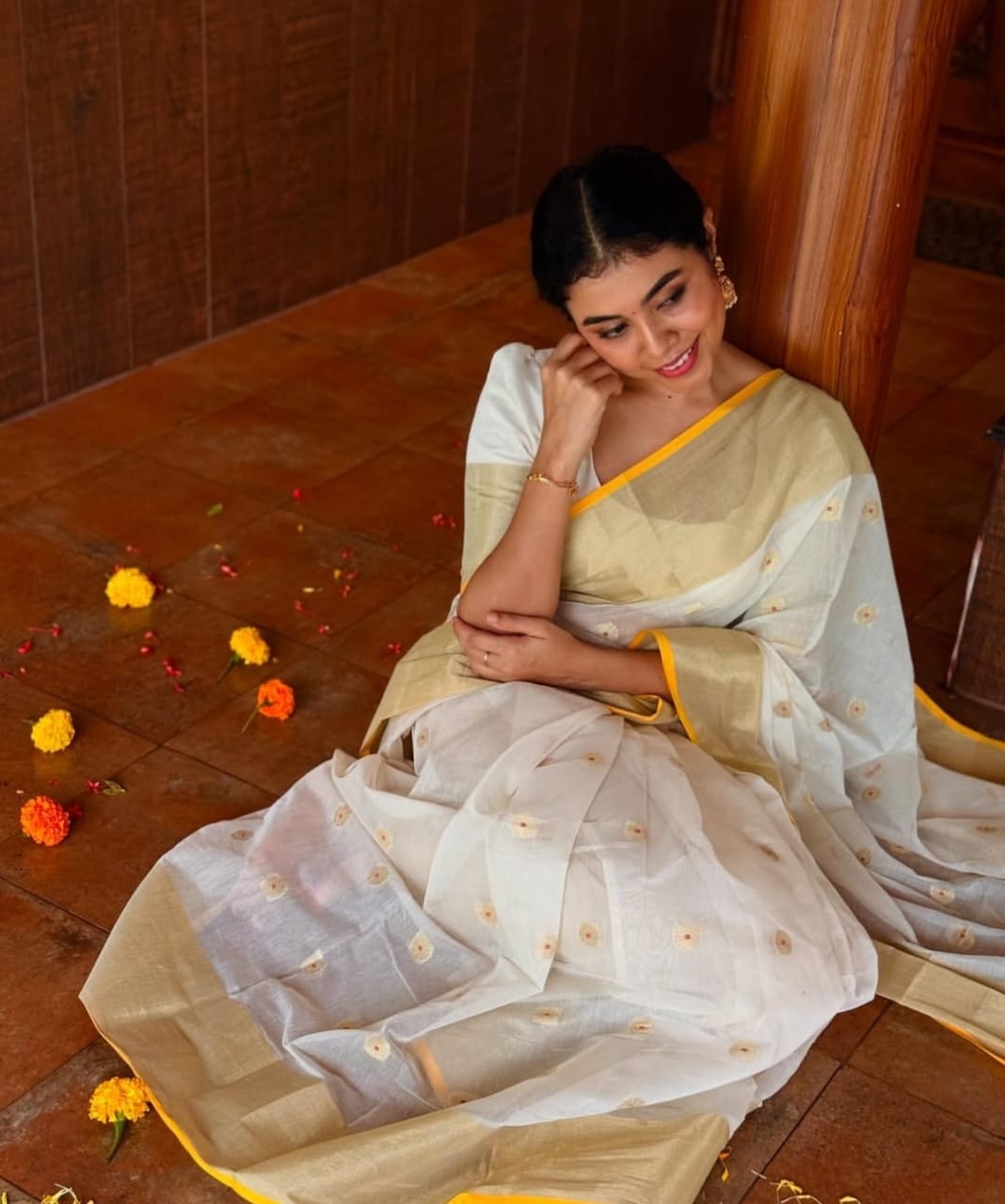 Off White Cream Cotton Silk Gold Border butti saree SHC3