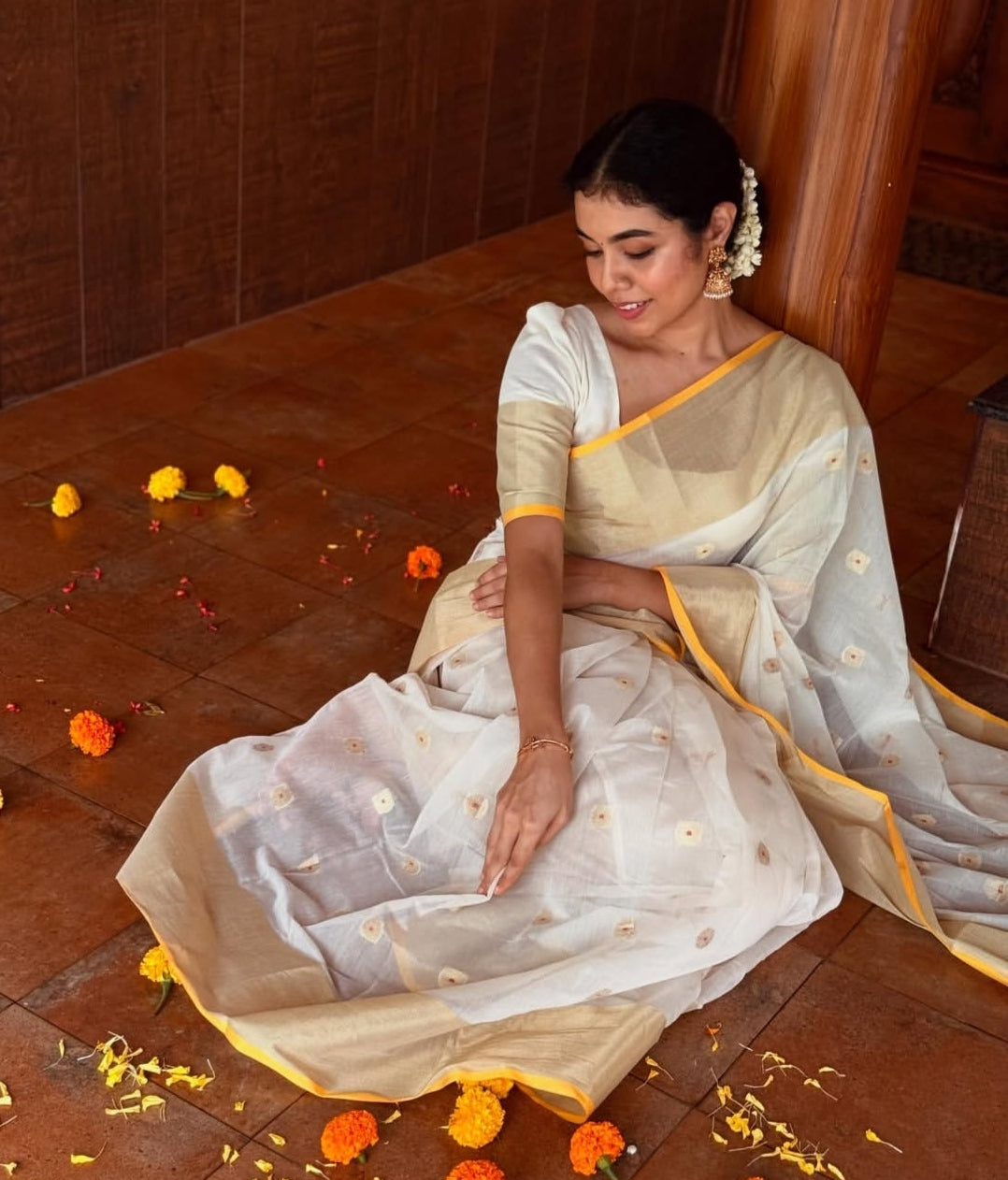 Off White Cream Cotton Silk Gold Border butti saree SHC3